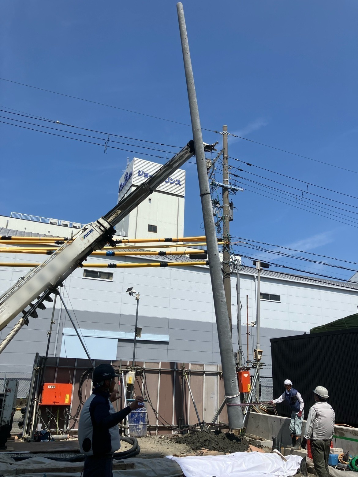 屋上への屋外キュービクルの設置、それに伴う引込み柱の建柱工事を実施いたしました！