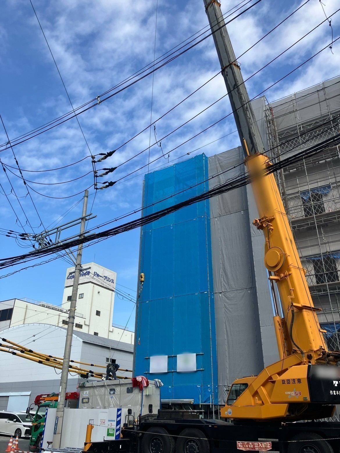 屋上への屋外キュービクルの設置、それに伴う引込み柱の建柱工事を実施いたしました！