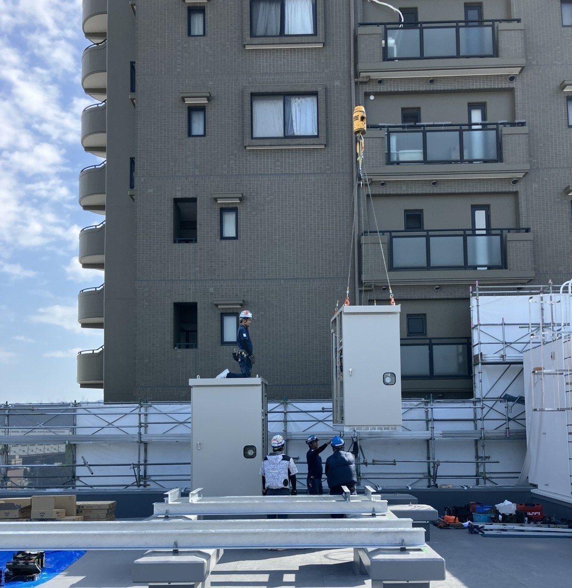 屋上への屋外キュービクルの設置、それに伴う引込み柱の建柱工事を実施いたしました！