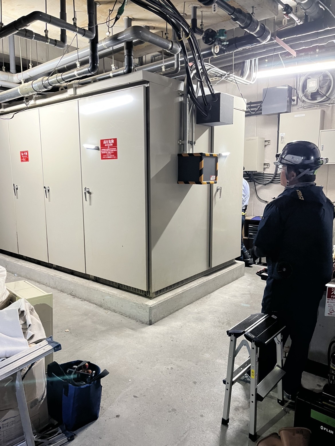 <strong>高圧受電設備(キュービクル)の内部修繕、および高圧ケーブルの更新工事を実施しました!</strong>
